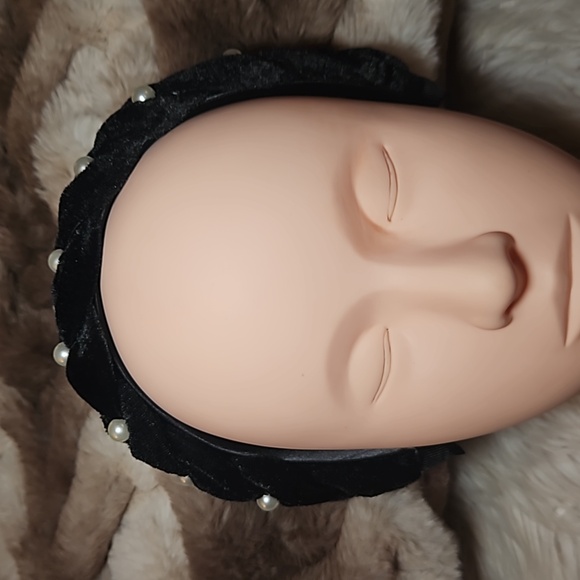 Velour Pearl Headband - Picture 5 of 8